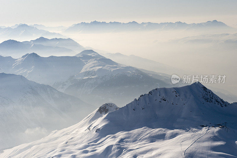 在欧洲的法国阿尔卑斯山脉的Les Arcs滑雪区的积雪覆盖的山脉